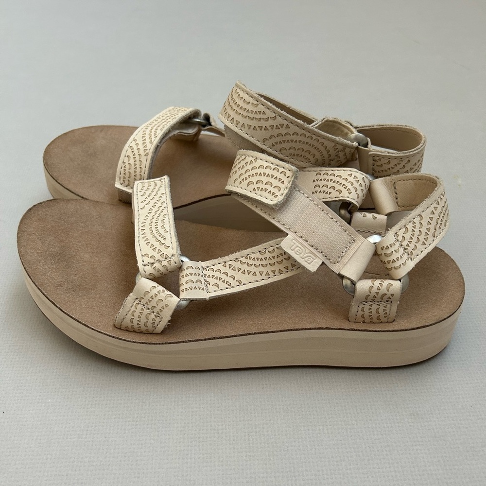 Teva Women's Midform Universal Geometric Leather Sandals in Sand Dune. Size 8